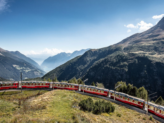 Embarquez aujourd'hui pour un voyage en altitude avec nous, à bord du Bernina Express. 
