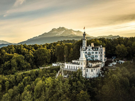 Ein einzigartiges Hotel über den Dächern von Luzern, aussen wie ein Märchenschloss, innen mit vie 