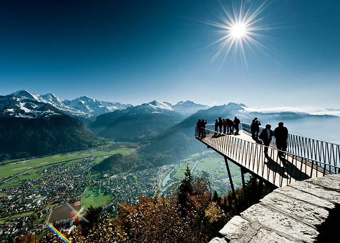 Hotels im Berner Oberland, Schweiz-Interlaken  Interlaken kommt aus dem Lateinischen und bedeutet zwischen den Seen. Und dort liegt die