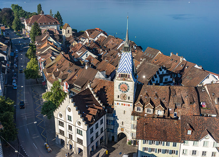 Hôtels en Suisse centrale-Zoug  La ville de Zoug se dresse entre les villes touristiques de Zurich et Lucerne, ce qui lui vaut