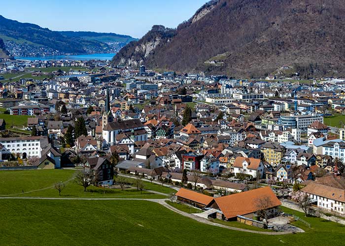 Hotels in der Zentralschweiz mit Rabatt buchen-Stans  Sie kennen die Klassiker der Zentralschweizer Berge, die Rigi und den Pilatus, bereits? Dann 