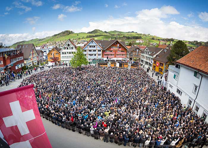 Hotels in der Ostschweiz und in Liechtenstein | Hotelcard-Appenzell  Der kleine Ort Appenzell hat nicht einmal 6’000 Einwohner, dafür aber erstaunlich viel